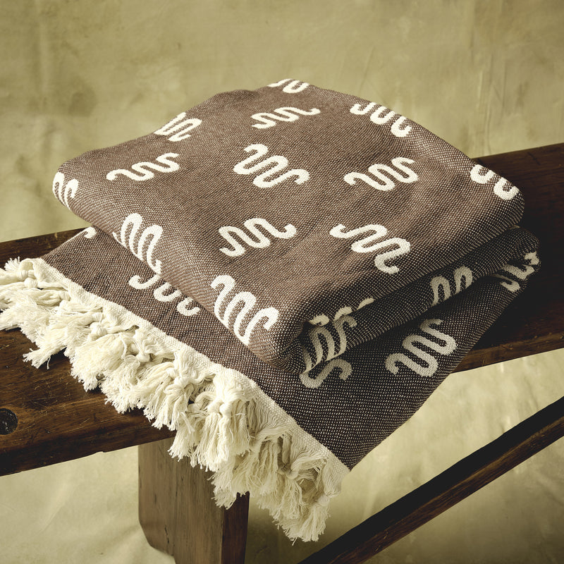 Running W Pattern Blanket | lifestyle